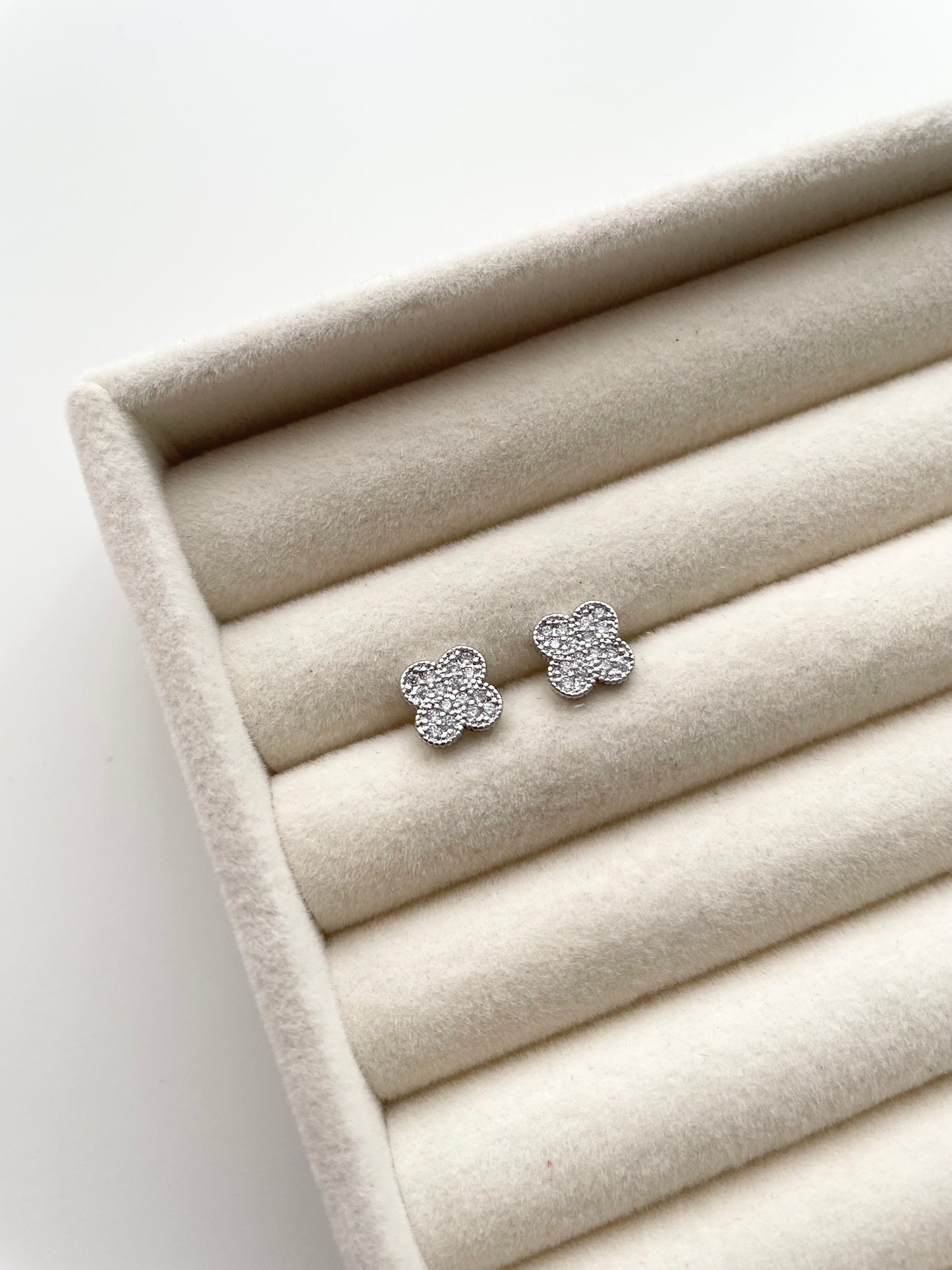 ge1446 Silver clover stud