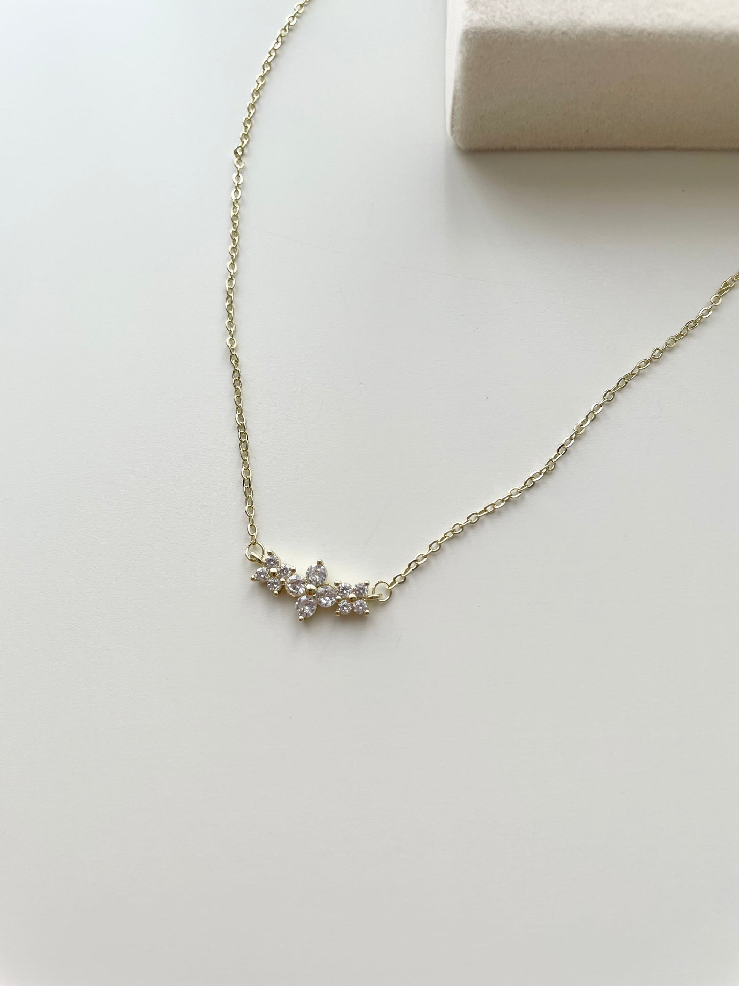 gn803 dainty flower necklace