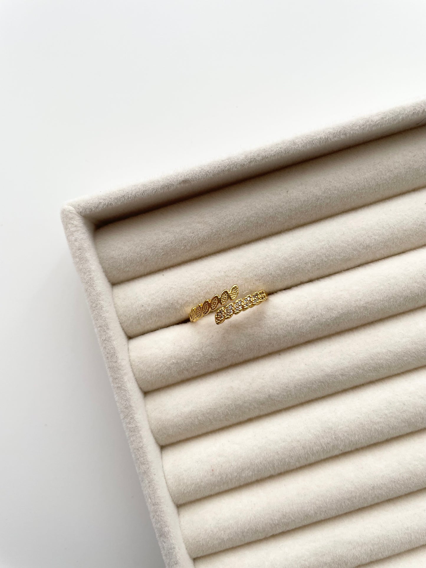 gr685 gold ring