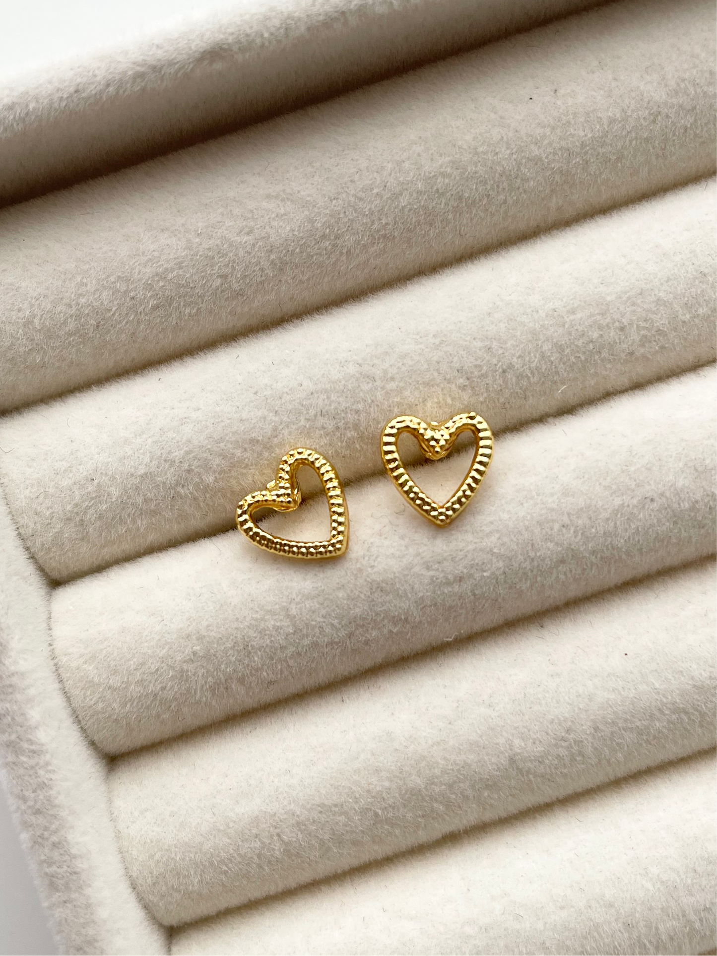 ge1395 Heart gold stud earrings