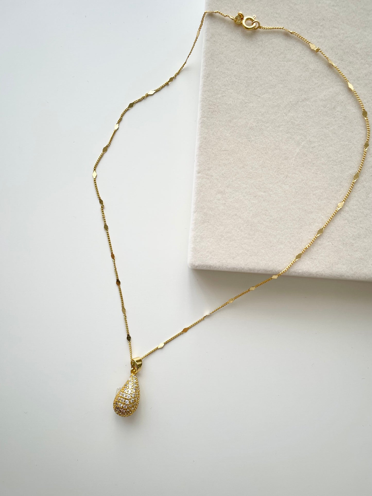 Cristal teardrop gold necklace