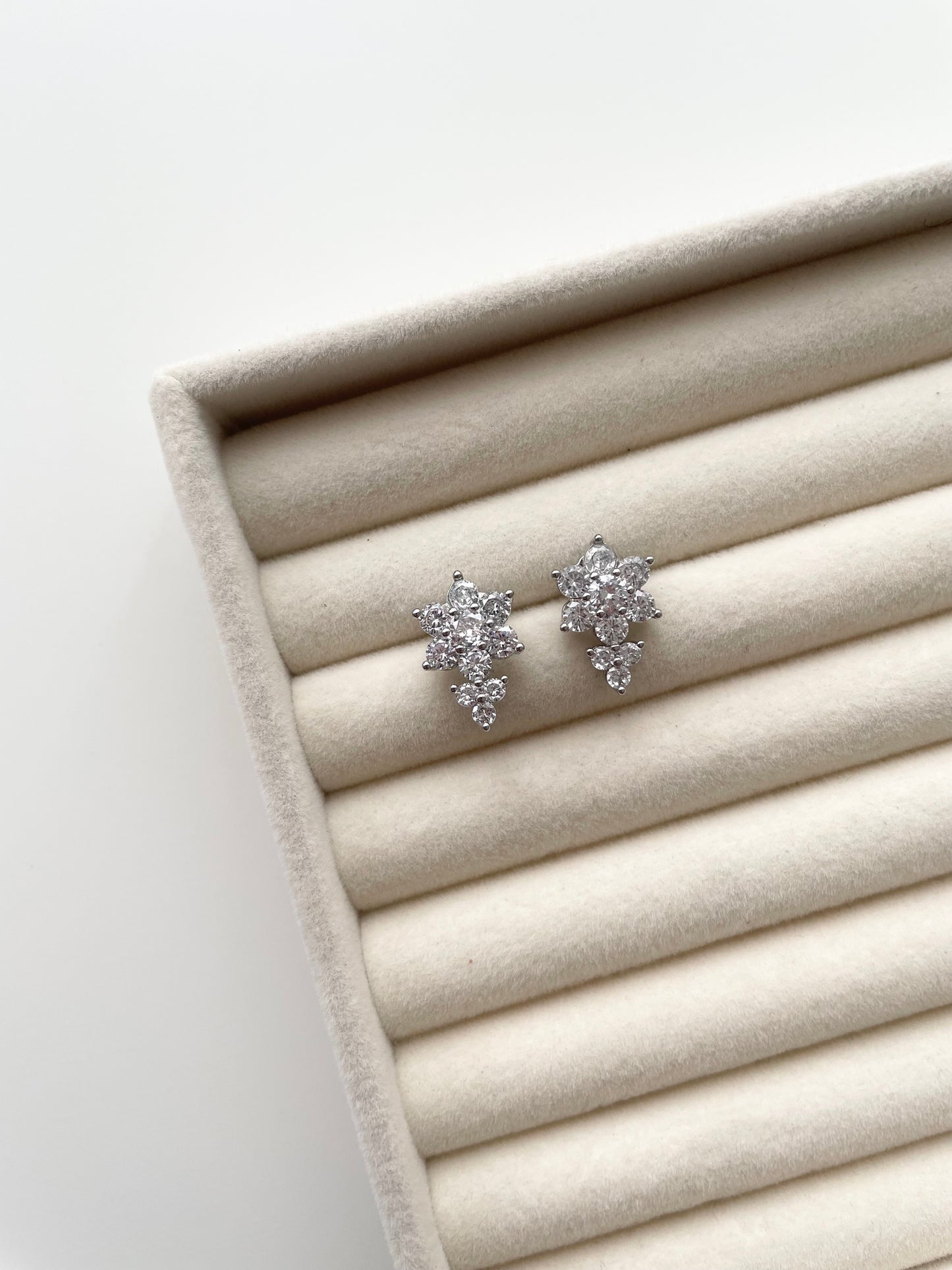 ge1445 Silver rosette stud