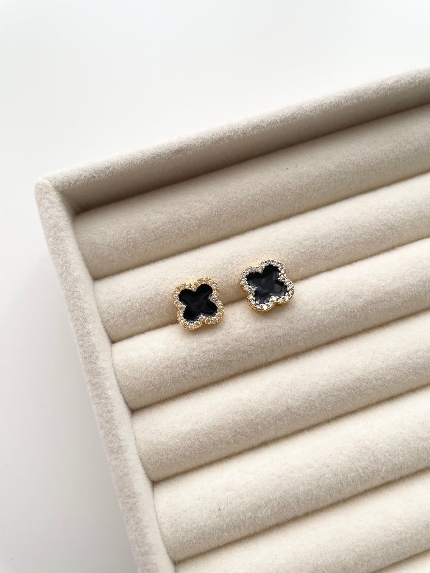 ge1452 Black clover stud earrings