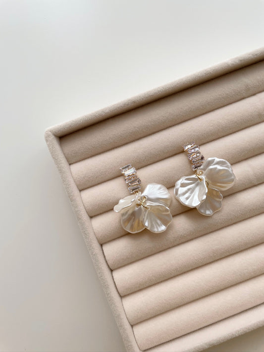 Perlie petal earrings