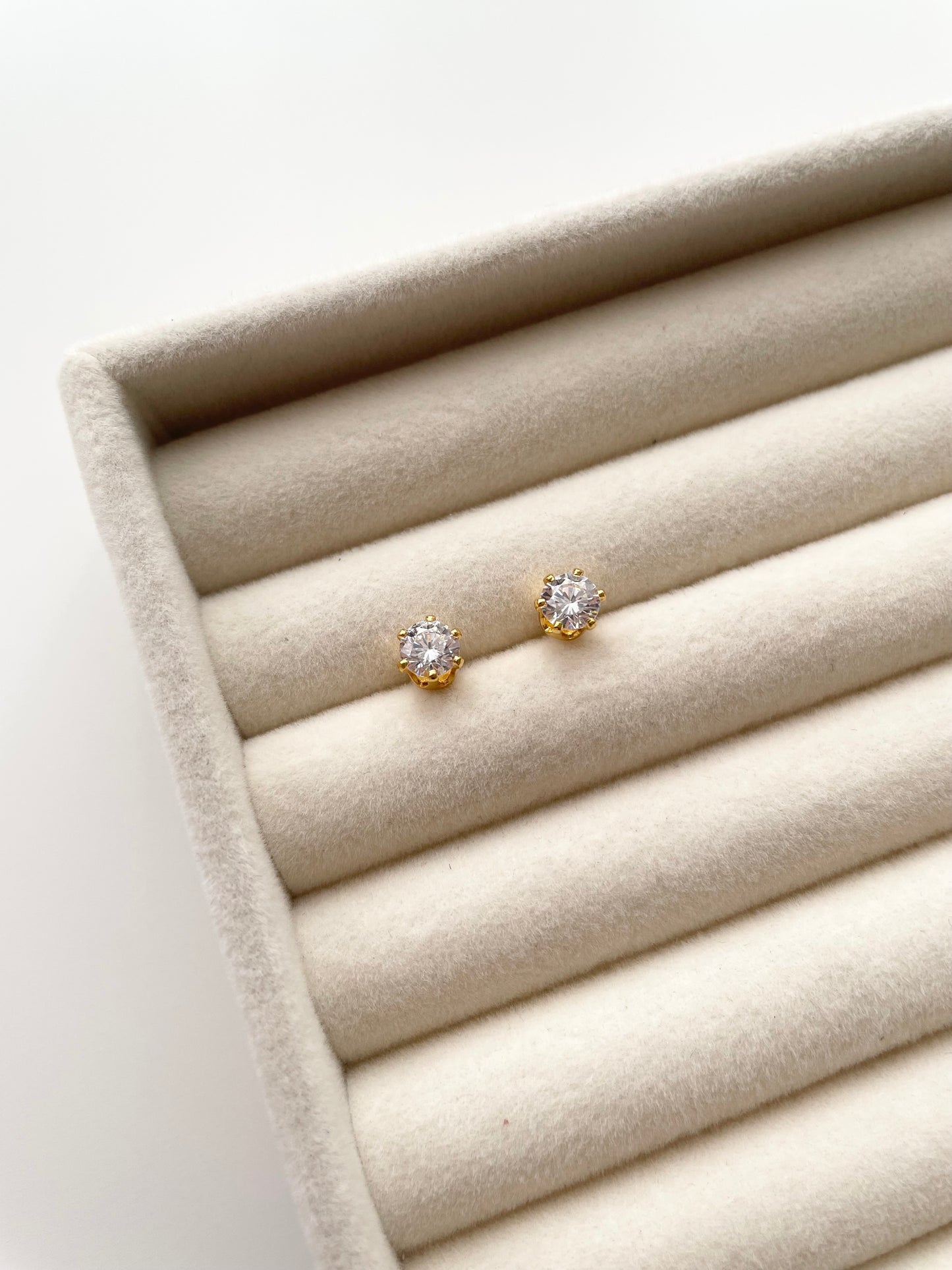 ge1448 Small Diamond stud