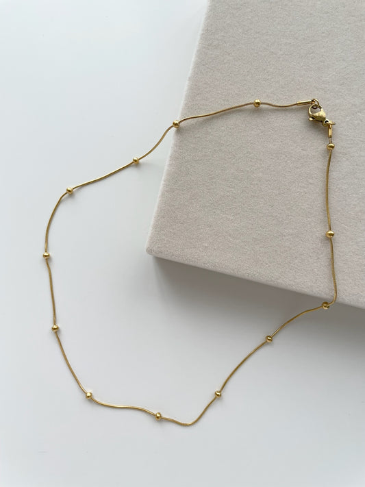 Medium gold beads necklace