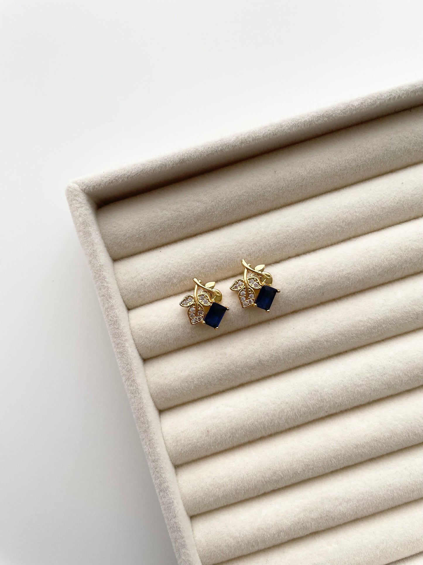 ge1453 Sapphire stud earrings