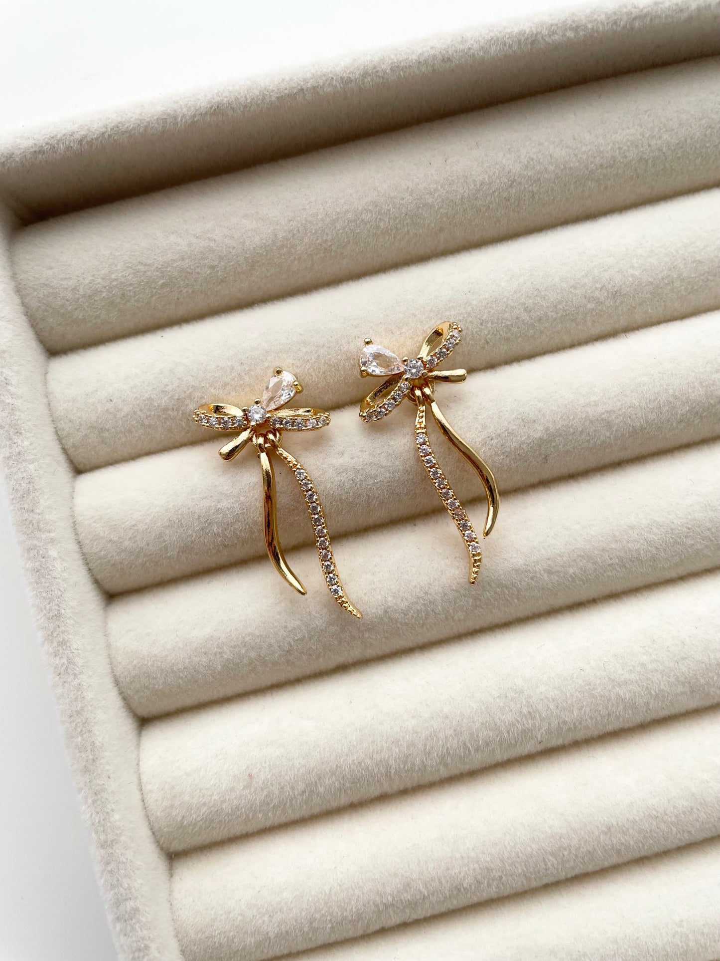 ge1455 Ribbon dangling stud earrings