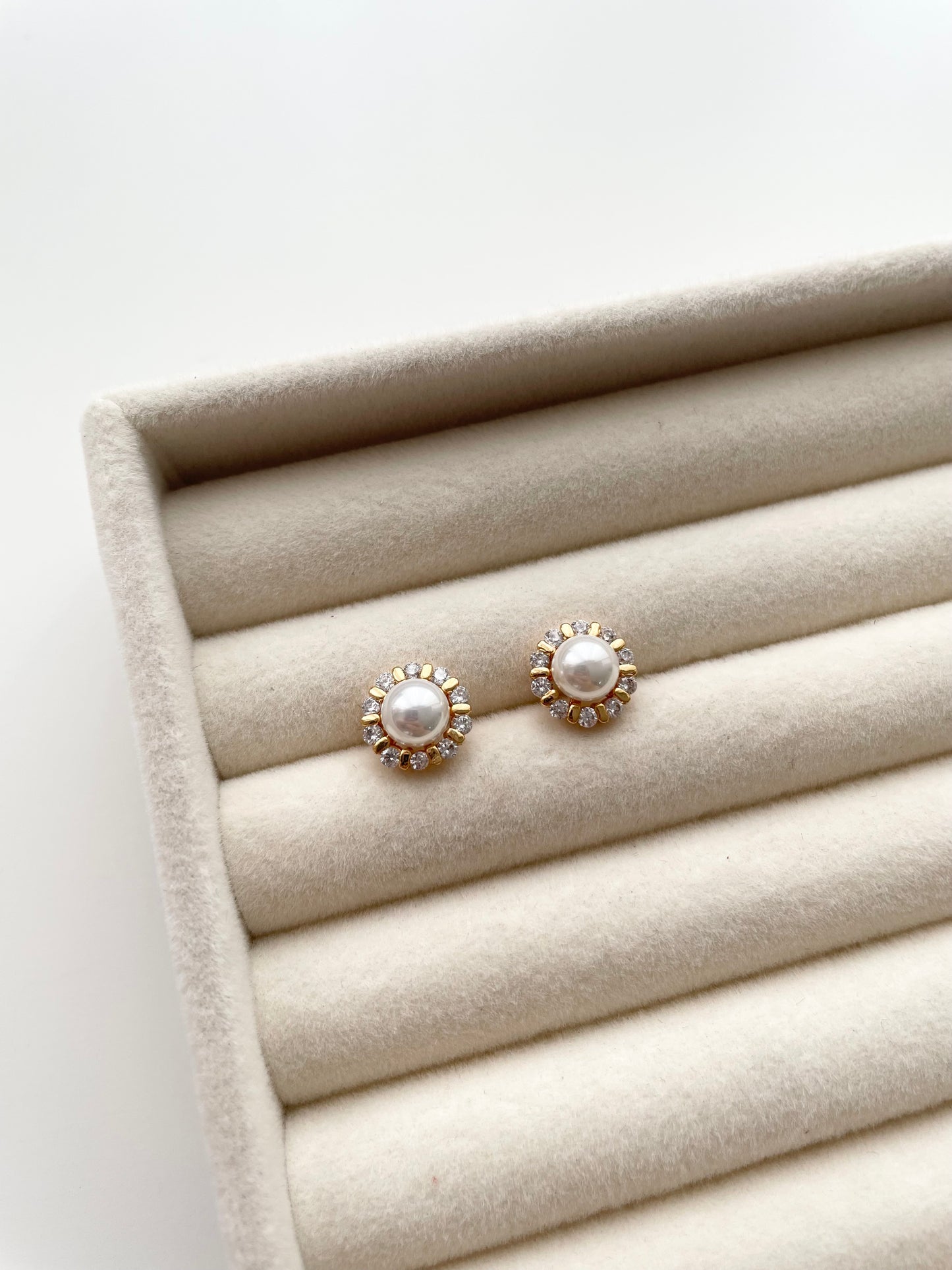 ge1454 Pearl stud earrings