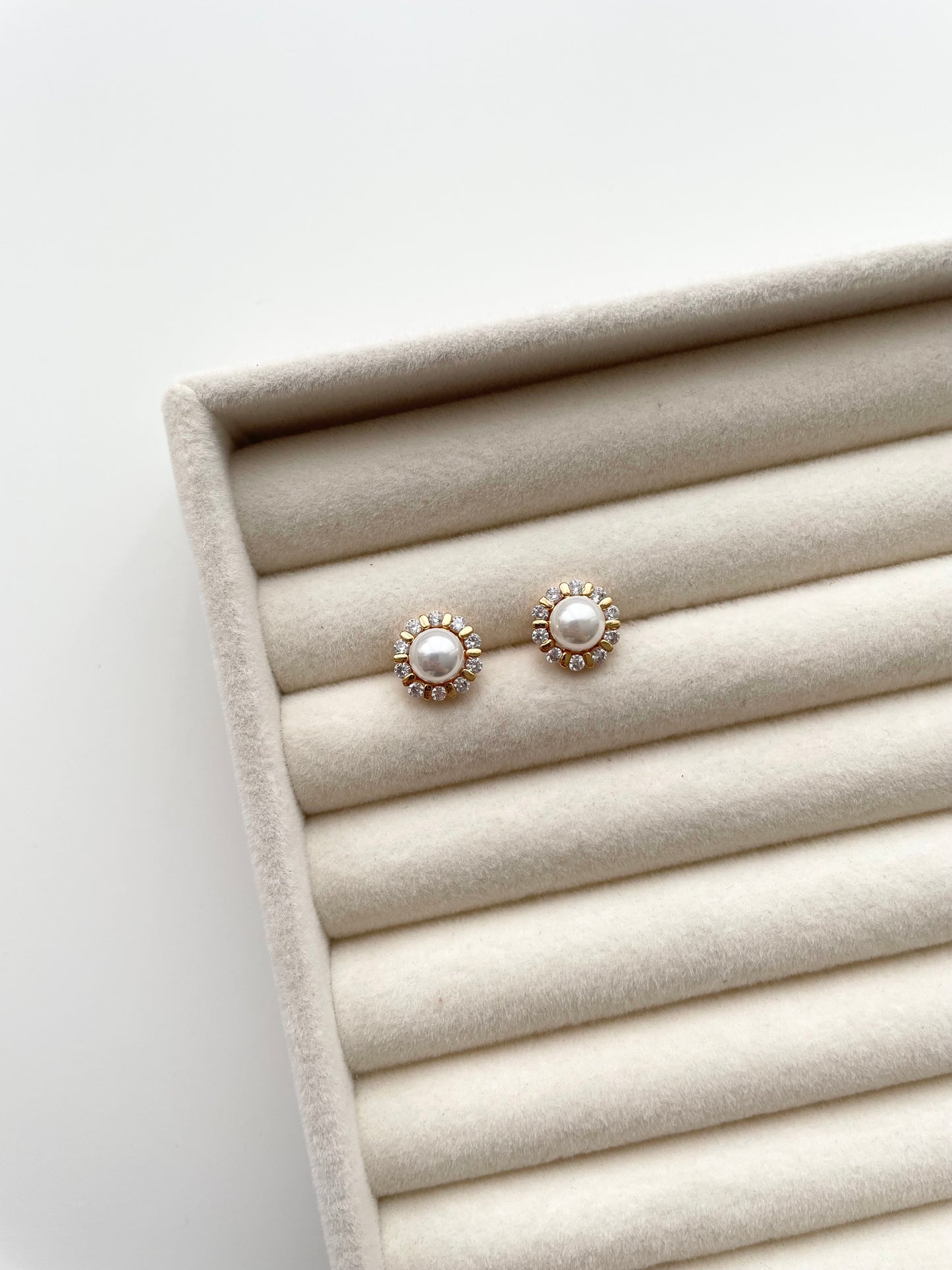 ge1454 Pearl stud earrings