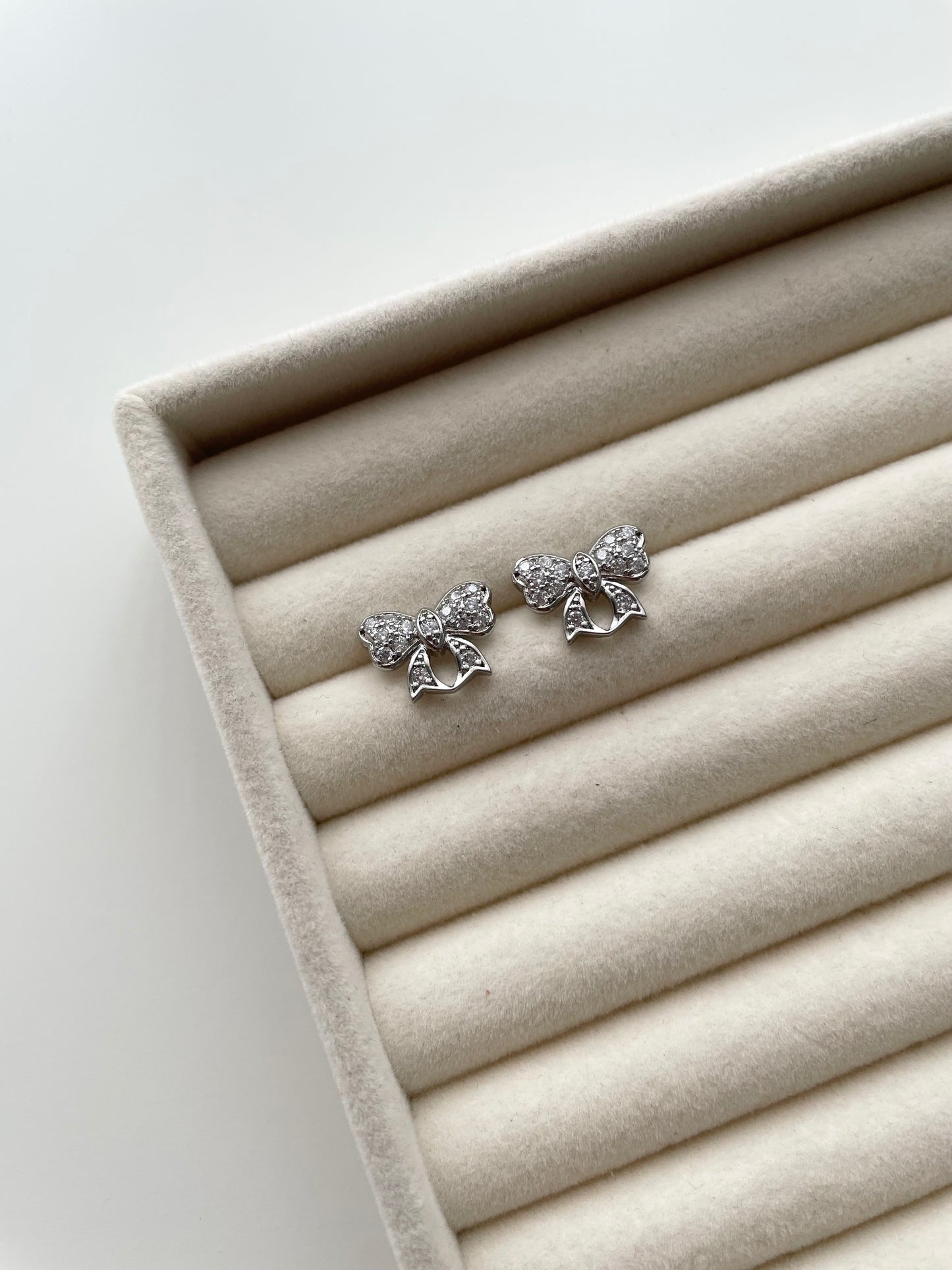 ge1441 Ribbon Silver stud