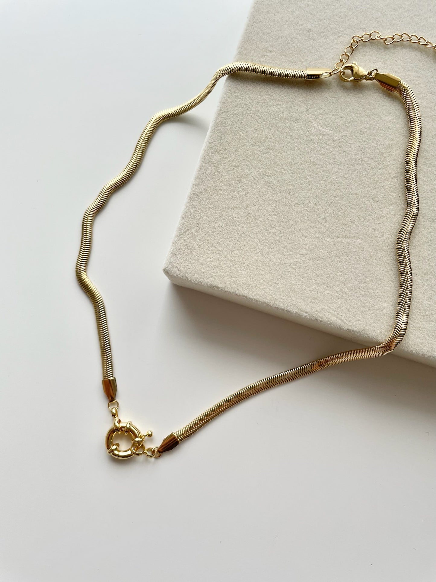 Donna gold necklace