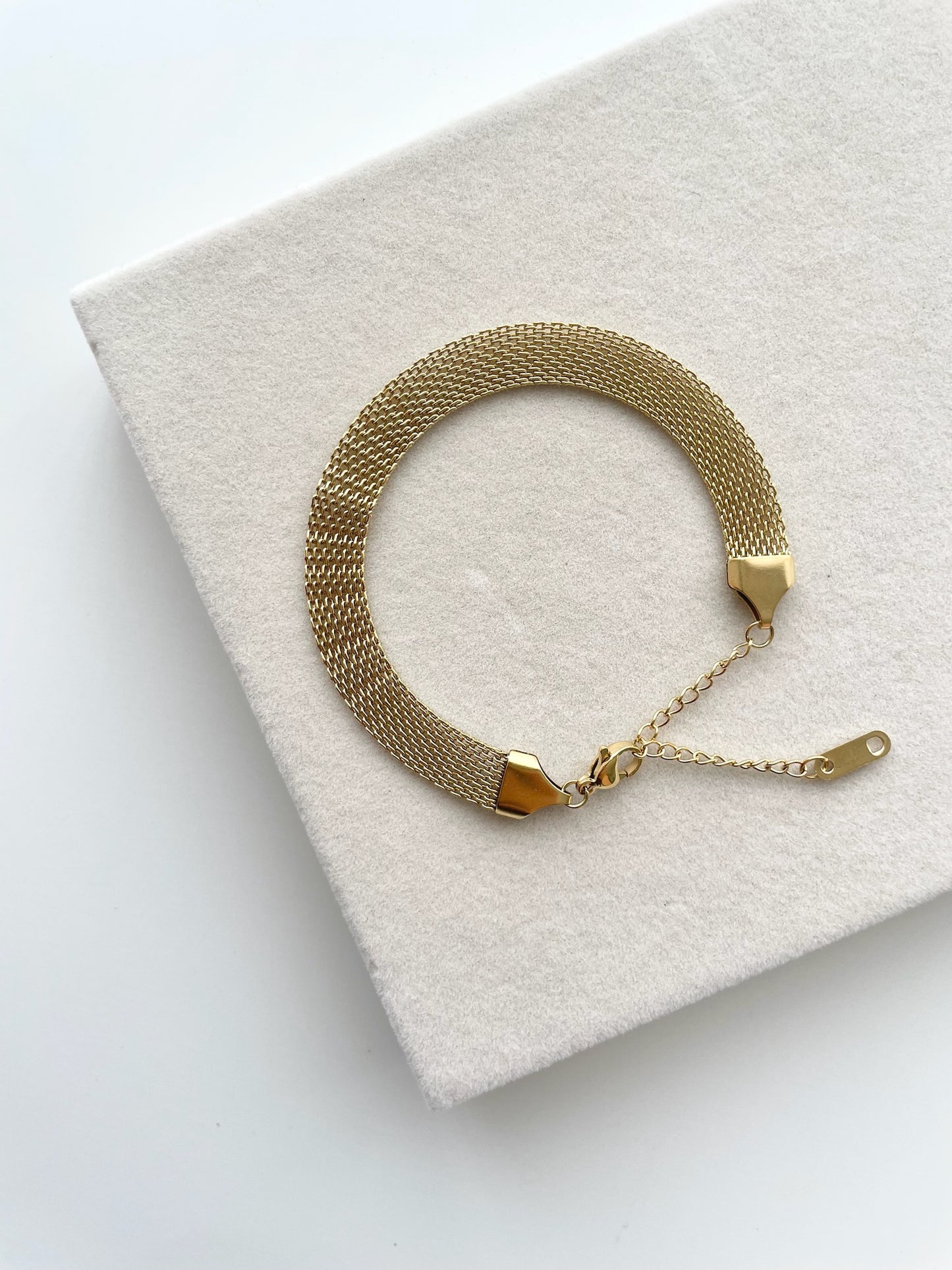 Iris gold bracelet