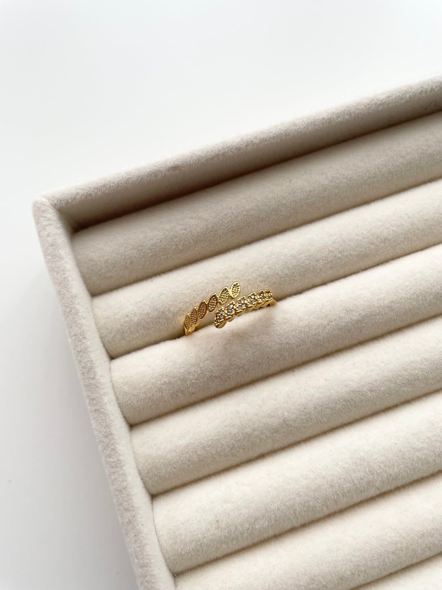 gr685 gold ring