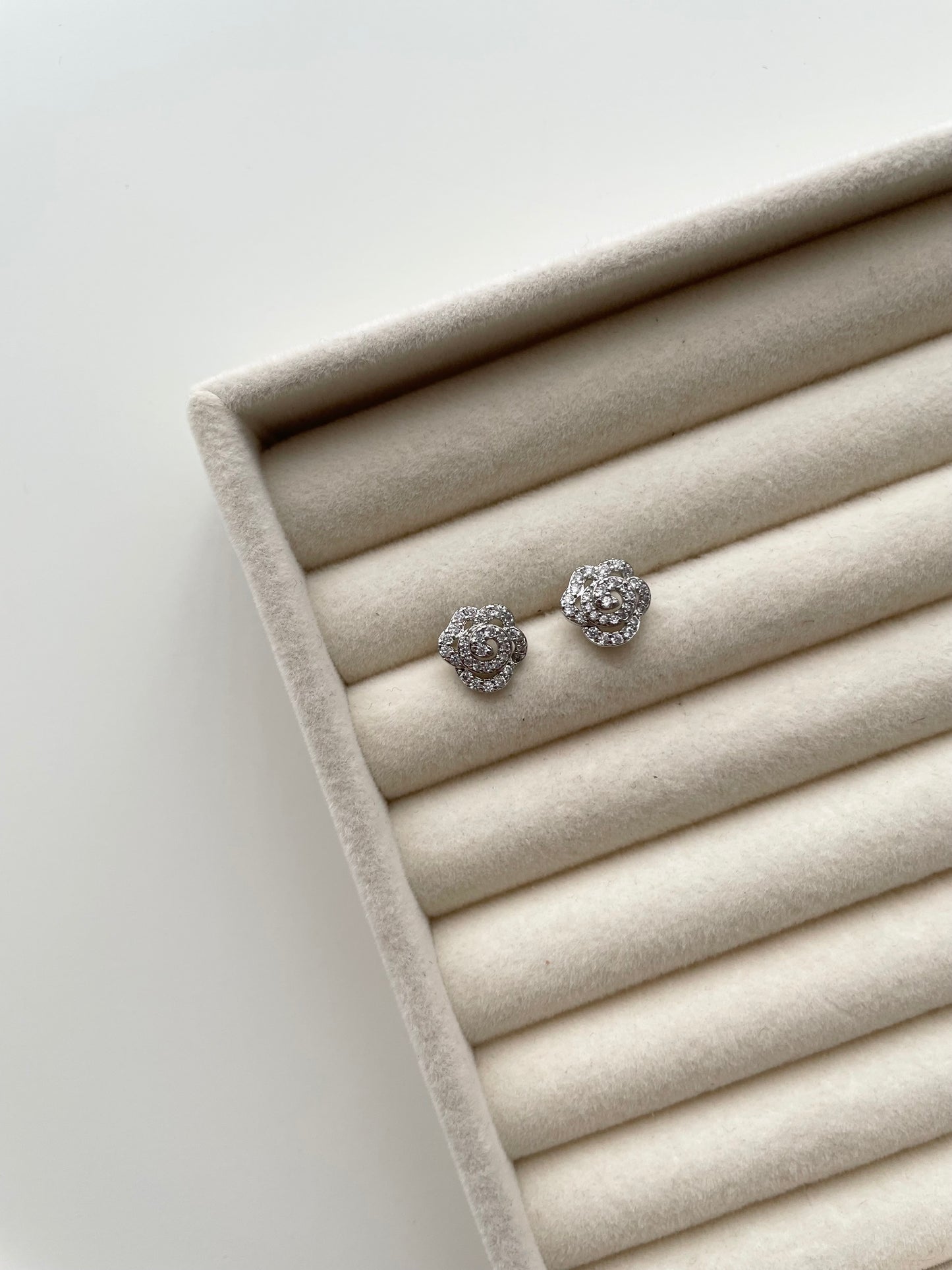 ge1440 SIlver stud