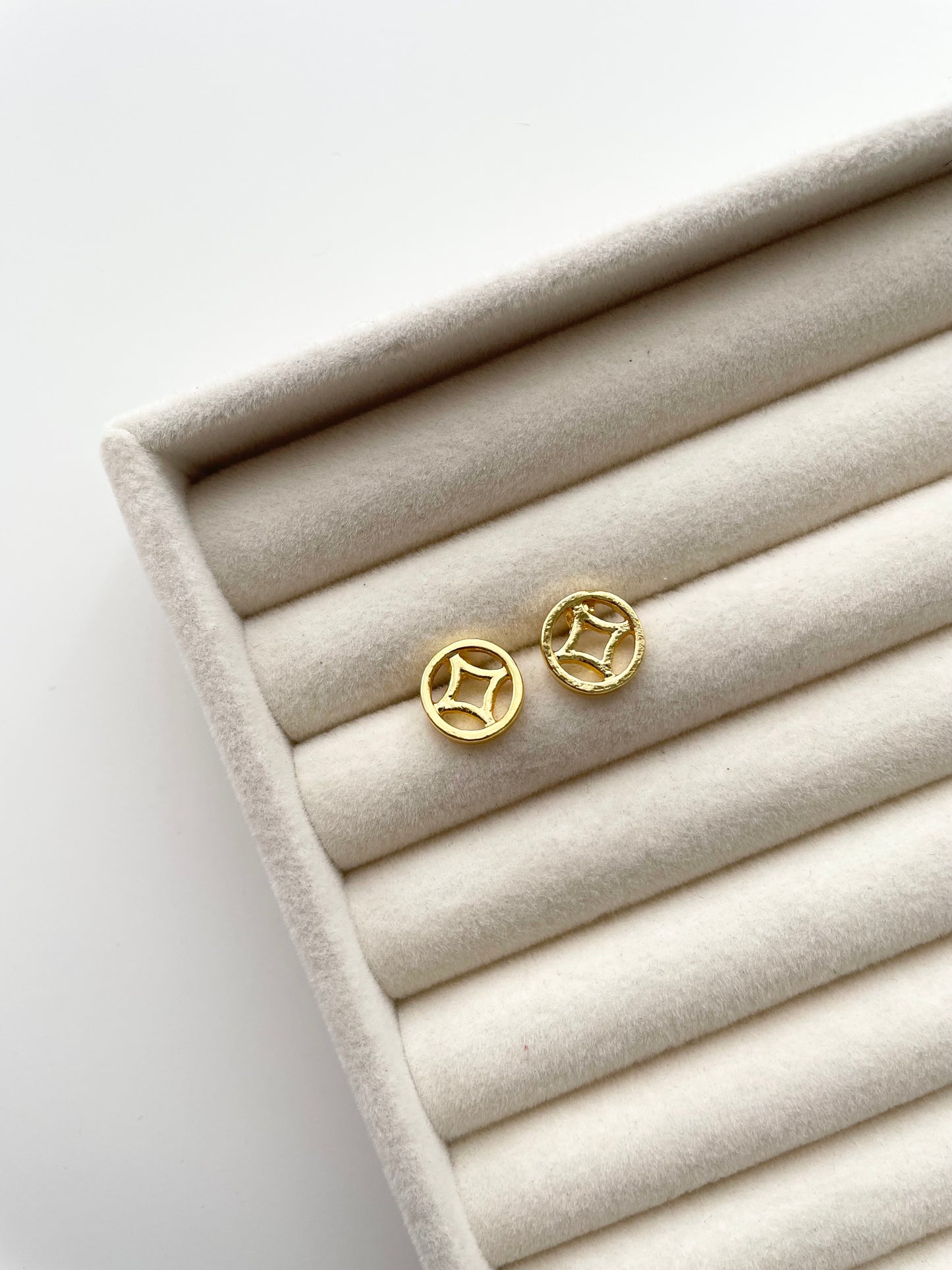 ge1396 Money gold stud earrings