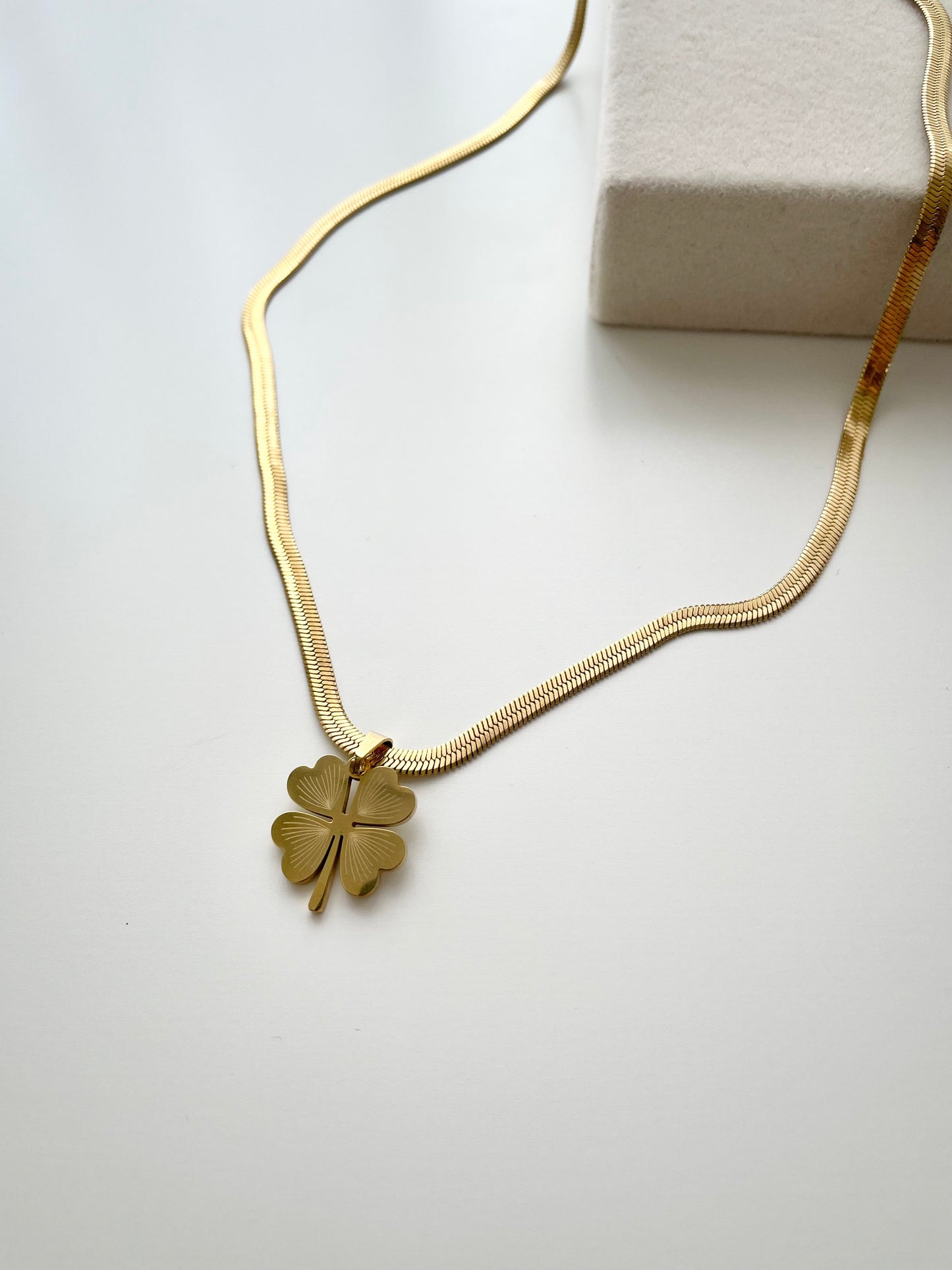 Clover leaf gold necklace