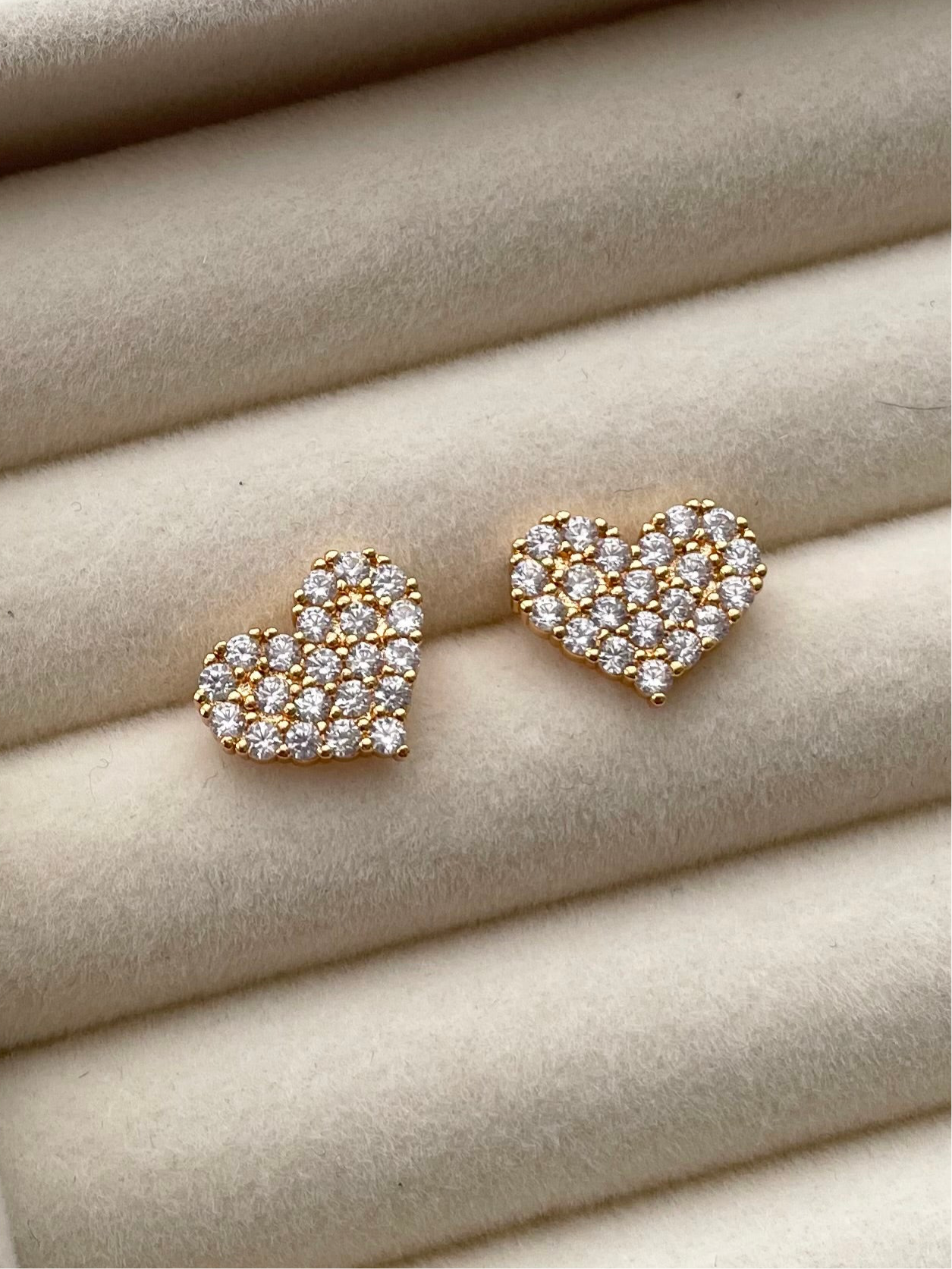 ge1411 Gold heart earrings