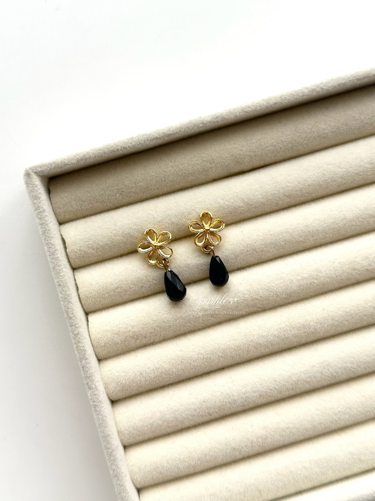 Flower with Onyx Stone Dangling Earrings ch16