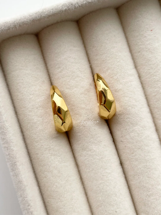 ge1341 Faceted gold hoop