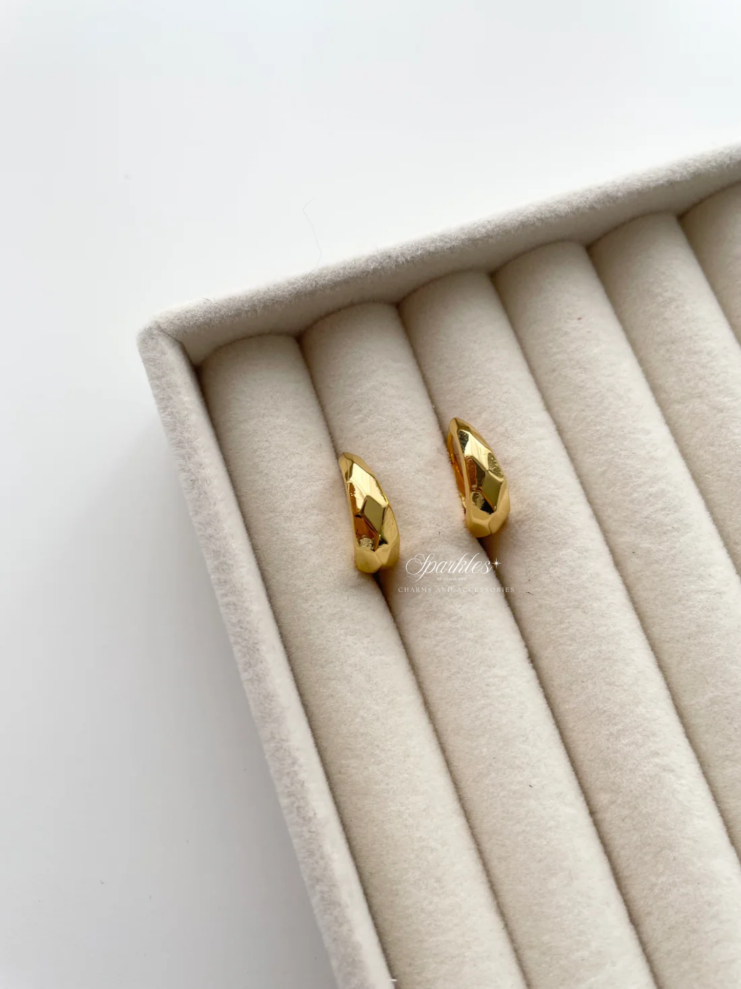 ge1341 Faceted gold hoop