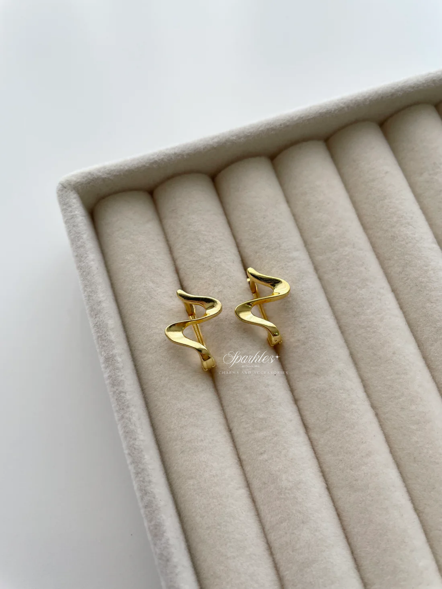 ge1390 wave gold earrings