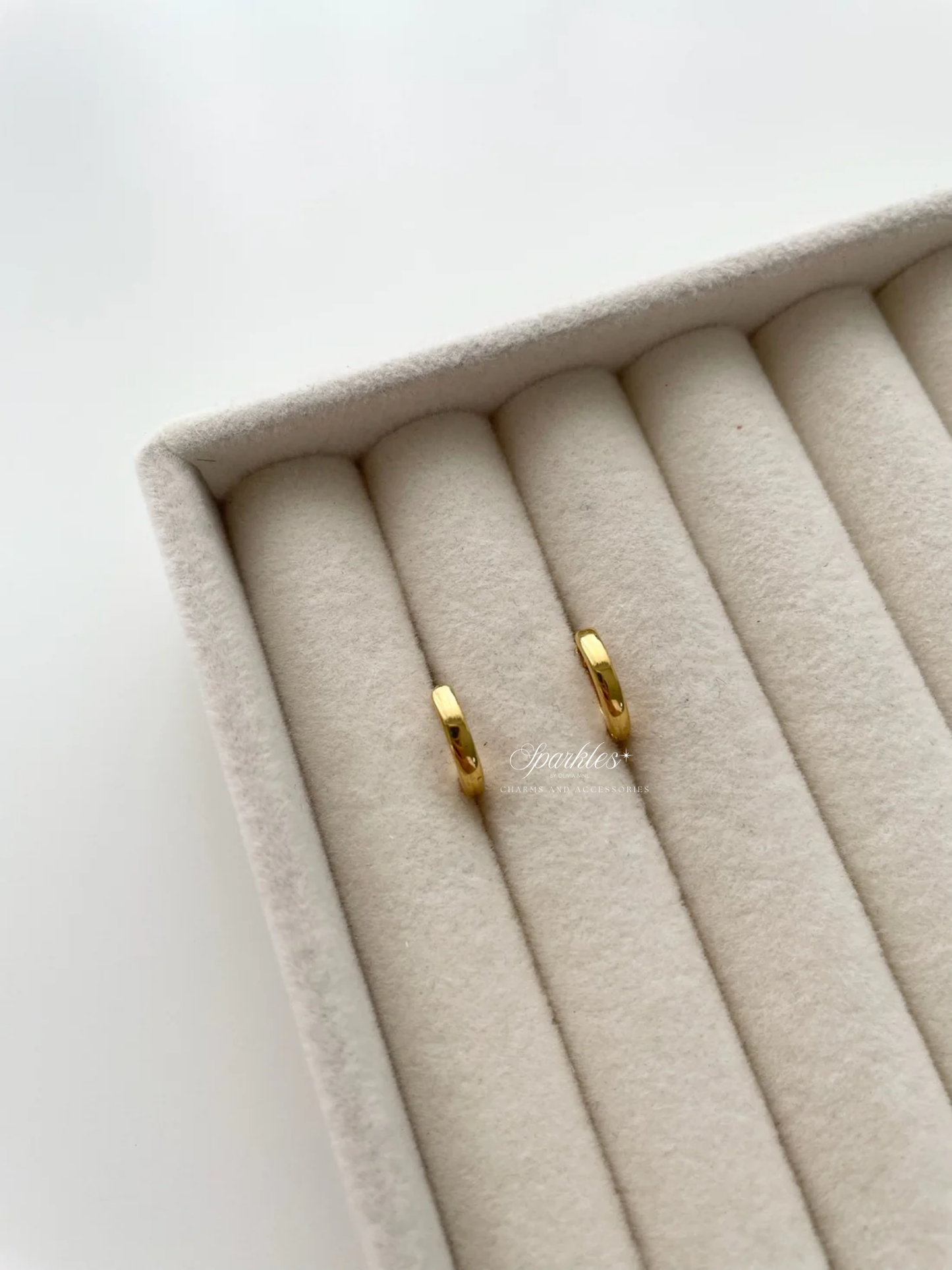 ge439 Gold ear hugger