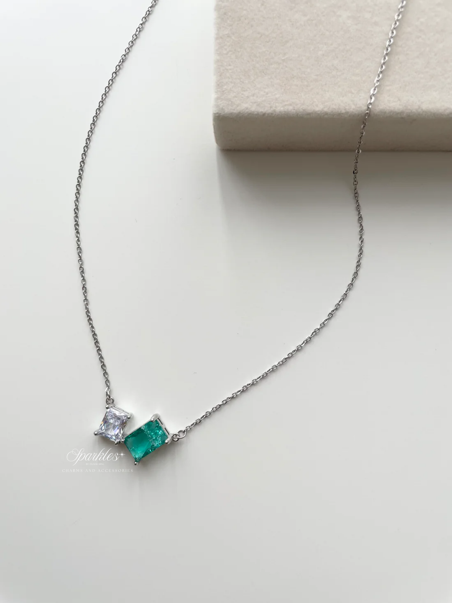 gn811 White and Emerald stone silver necklace