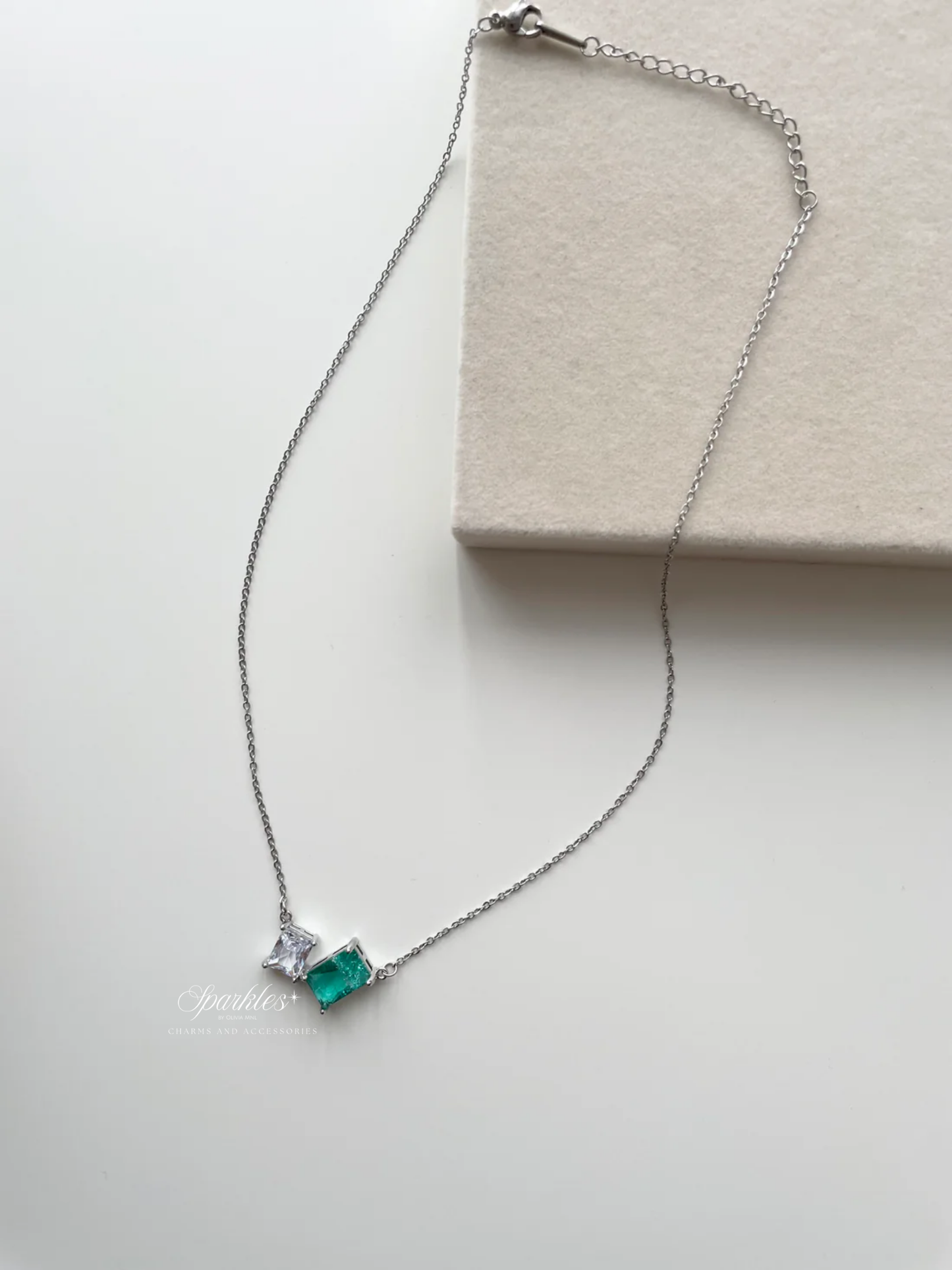gn811 White and Emerald stone silver necklace