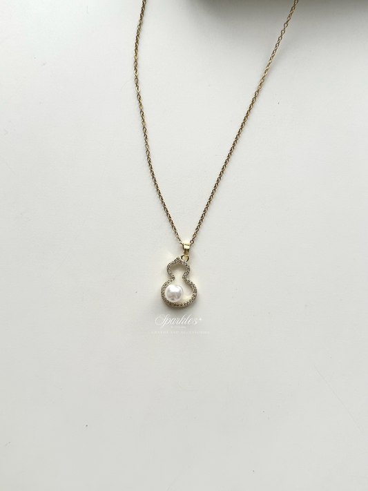 Hulu Pearl Gold Charm Necklace gn903