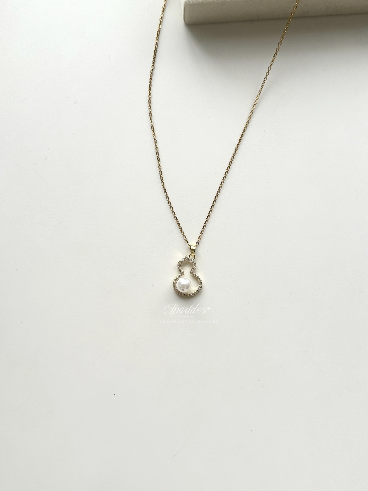 Hulu Pearl Gold Charm Necklace gn903