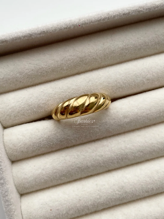 gr811 Croissant ring